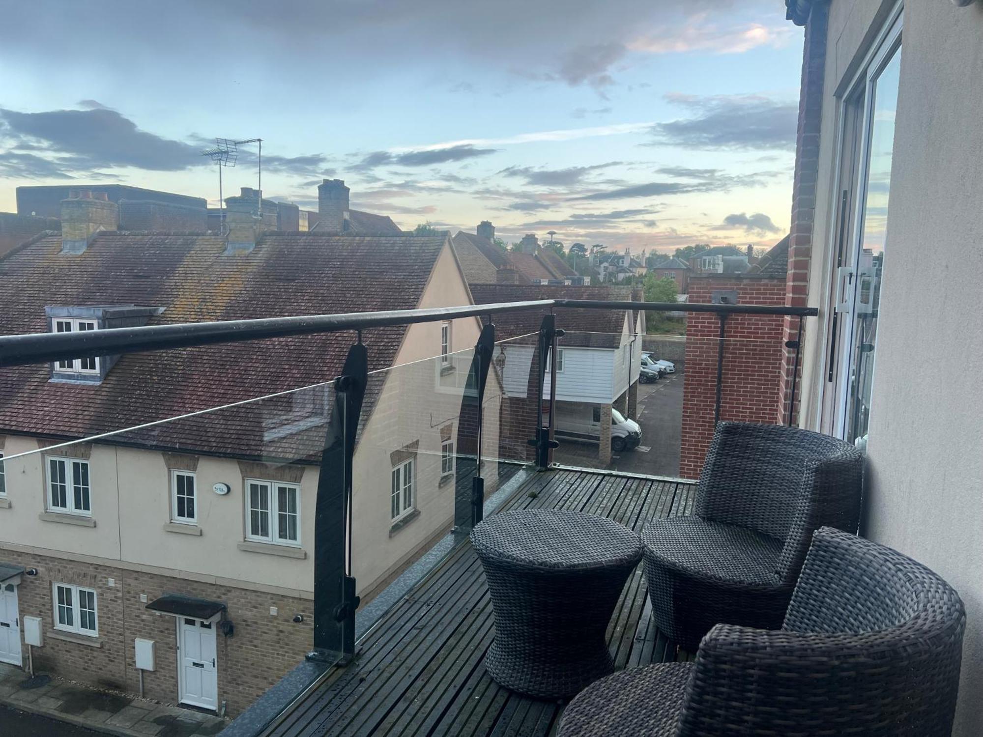 Broadway'S Canterbury City Escape Экстерьер фото